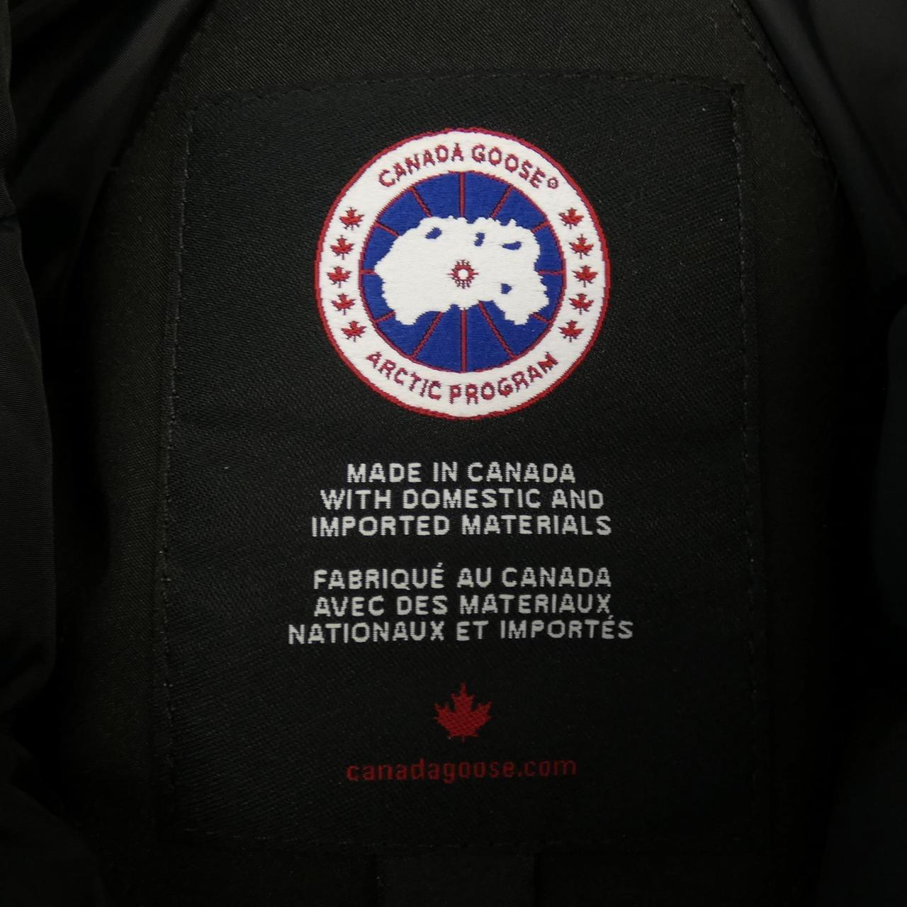 加拿大鹅CANADA GOOSE羽绒大衣