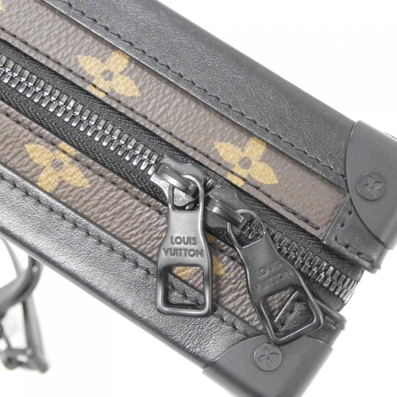 ルイヴィトン モノグラム タフタージュ ヴァーティカル ソフトトランク M45079 ショルダーバッグ