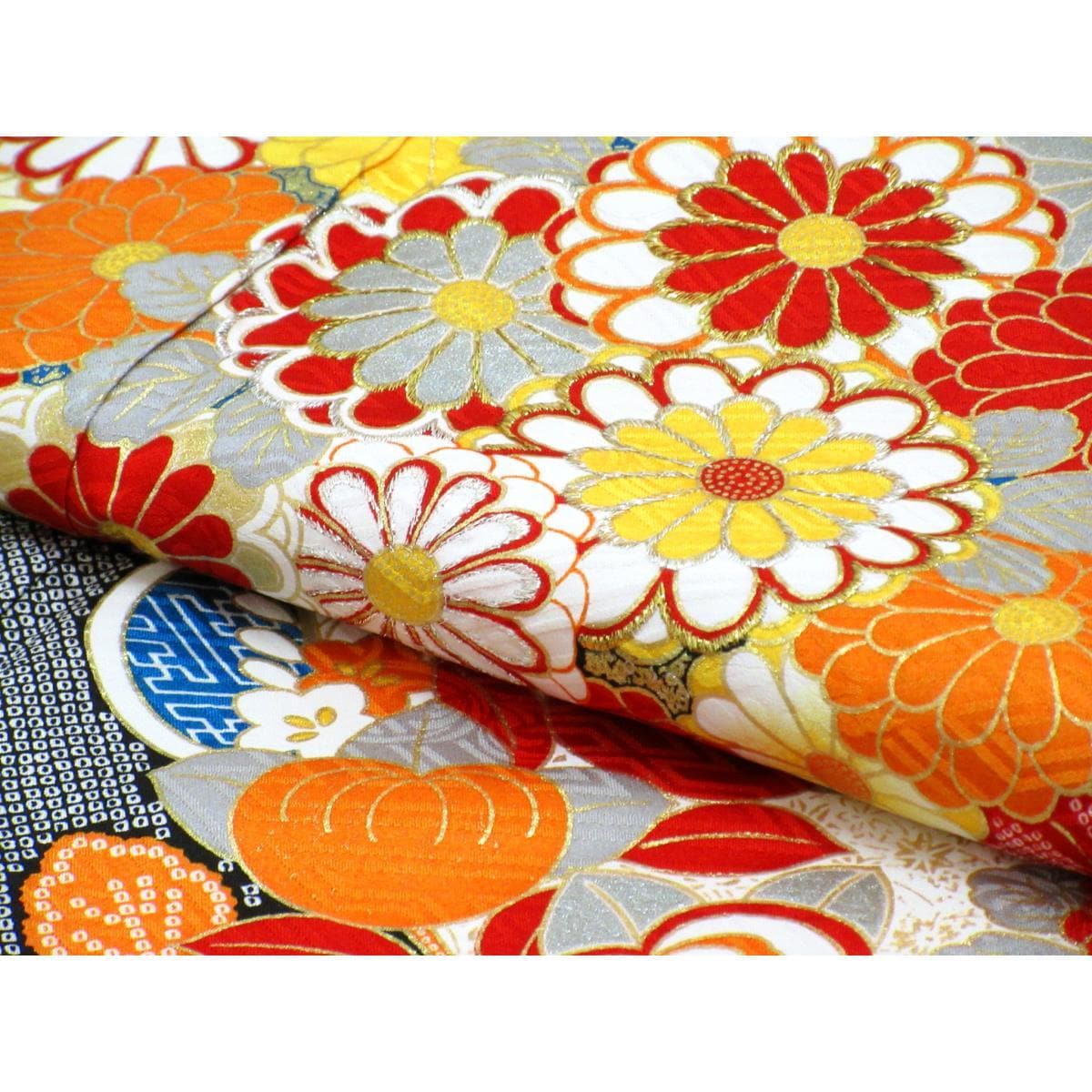 振袖　友禅金彩加工　刺繍入り