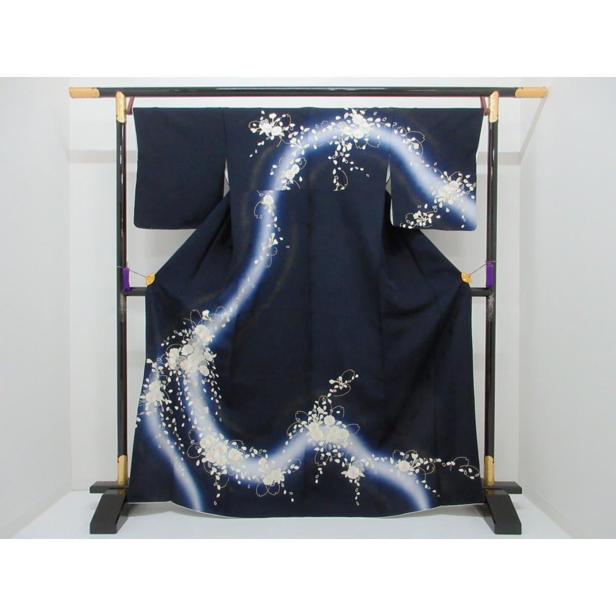 [Unused items] Visiting kimono with embroidery, gold leaf finish and gradation dyeing