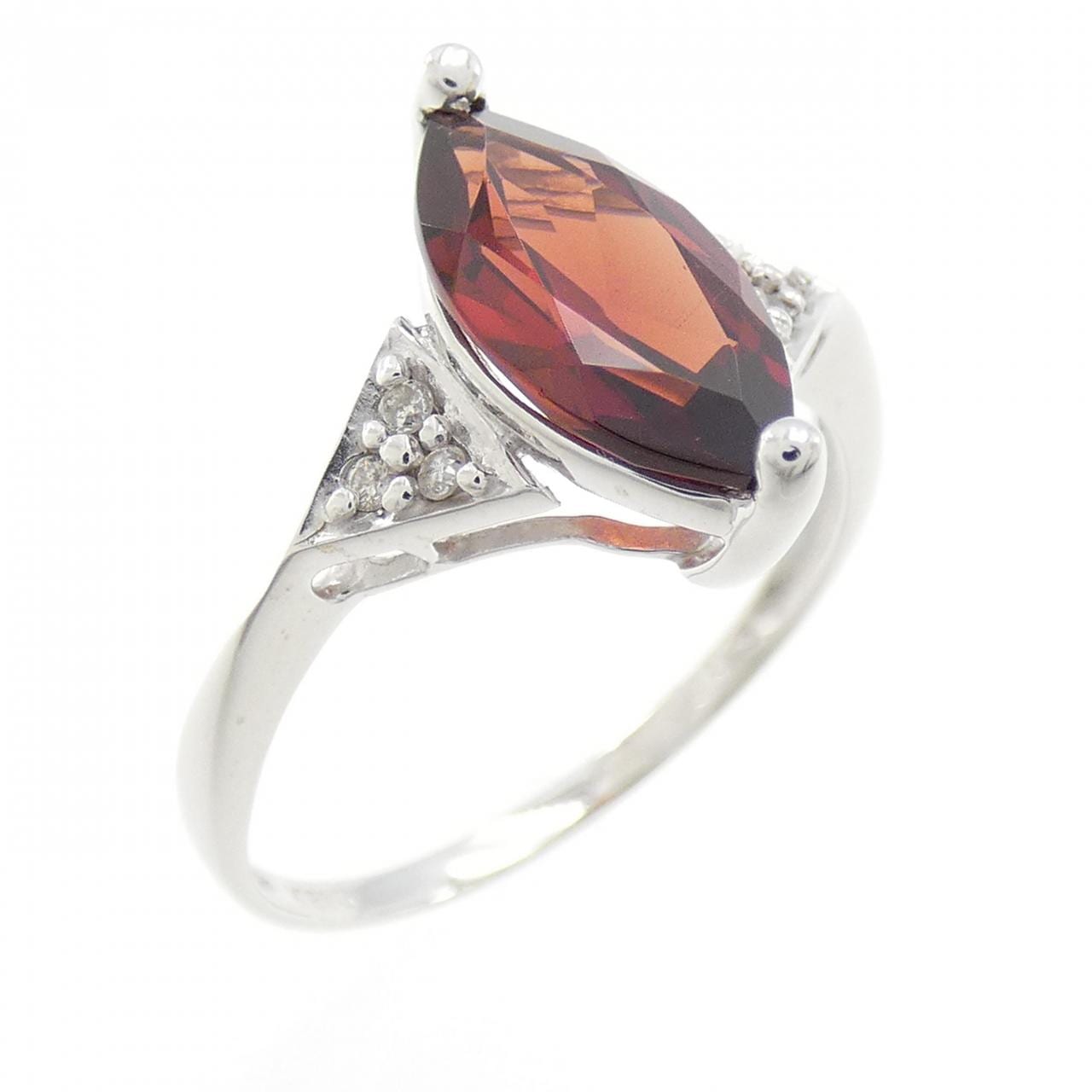 K18WG Garnet ring