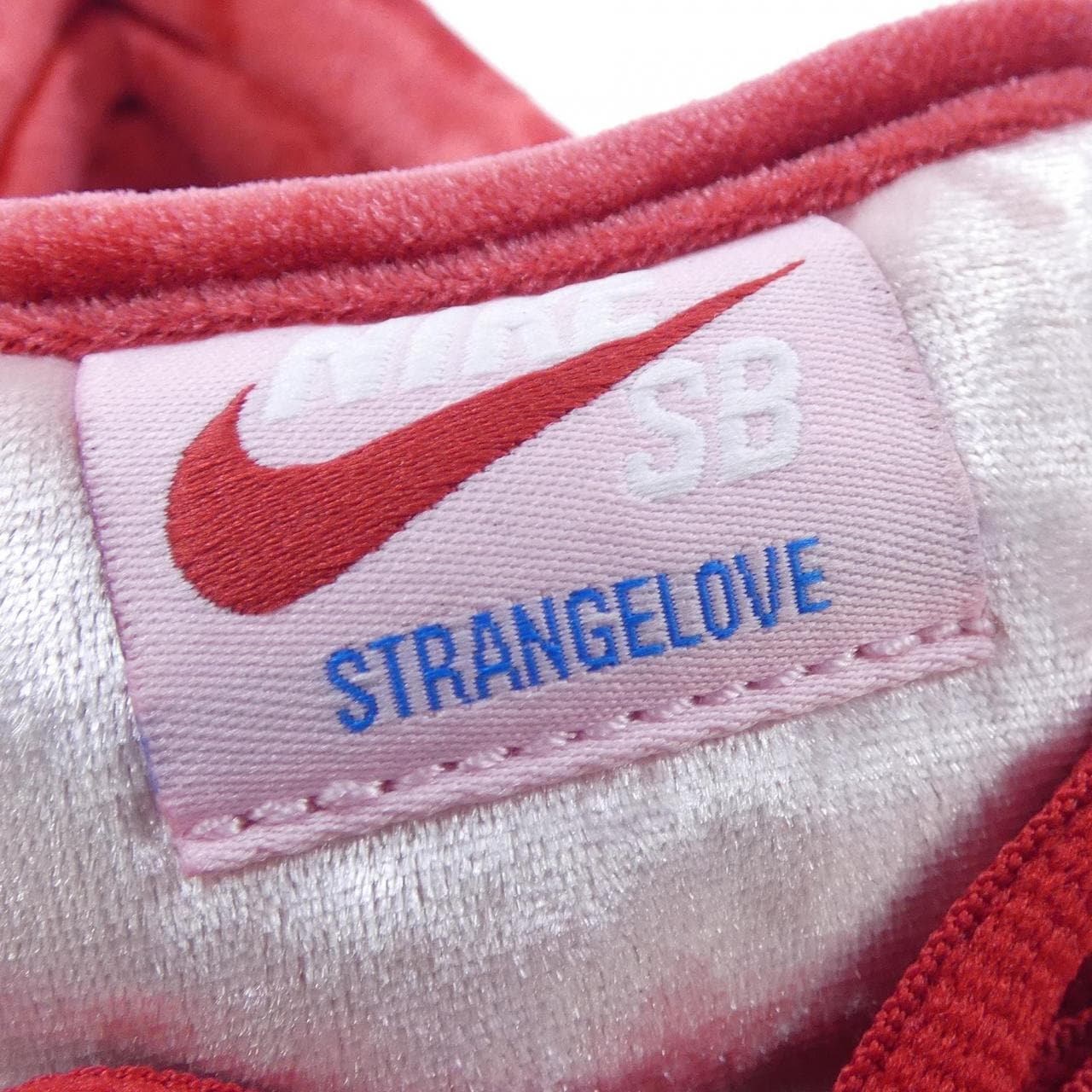 ナイキ NIKE CT2552-800　STRANGE LOVE スニーカー