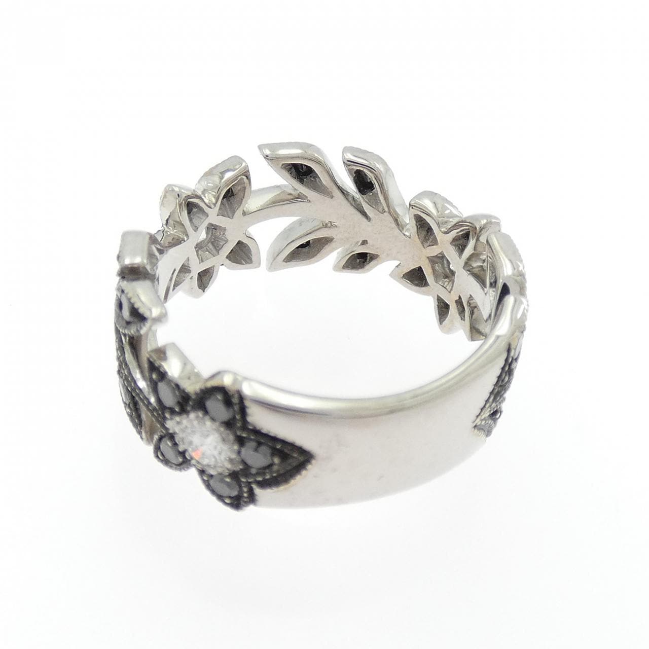 K18WG/K18BG フラワー ダイヤモンド リング 0.18CT