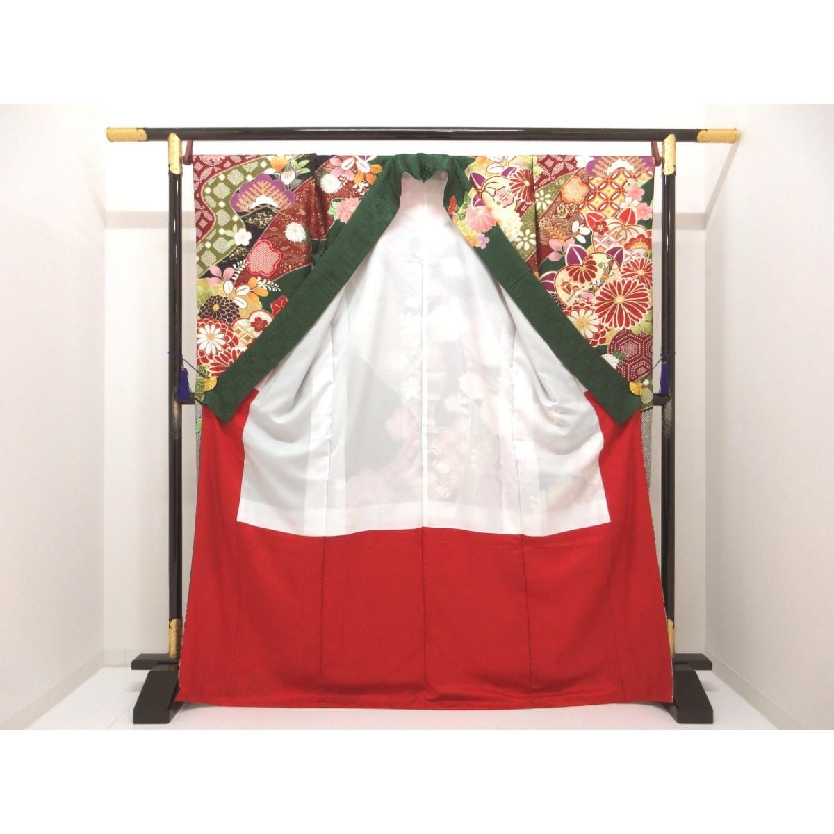 振袖　友禅金彩加工　刺繍入り　身幅Ｌ寸
