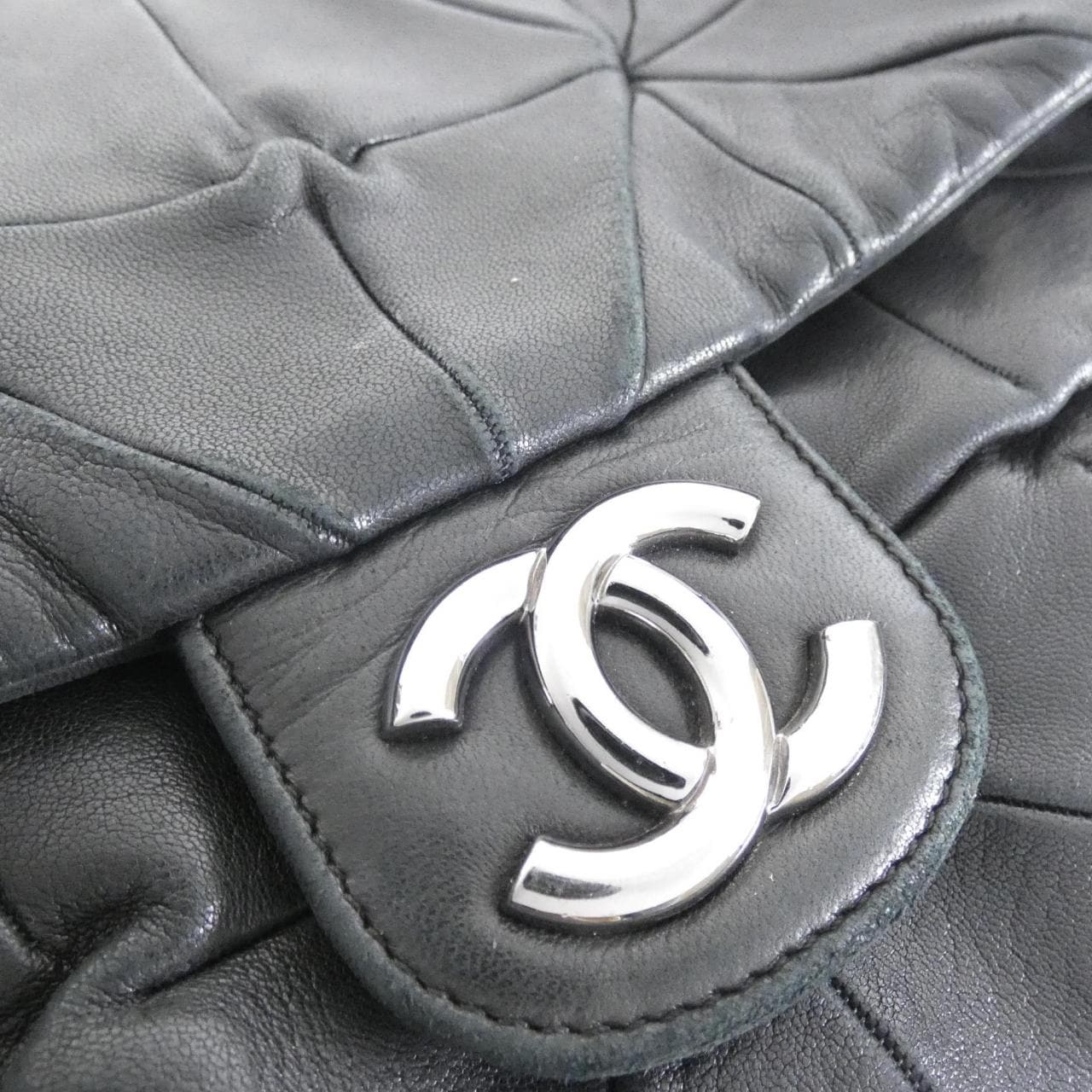 CHANEL shoulder bag