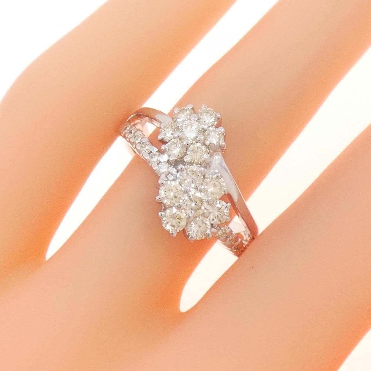 K18WG フラワー ダイヤモンド リング 1.04CT