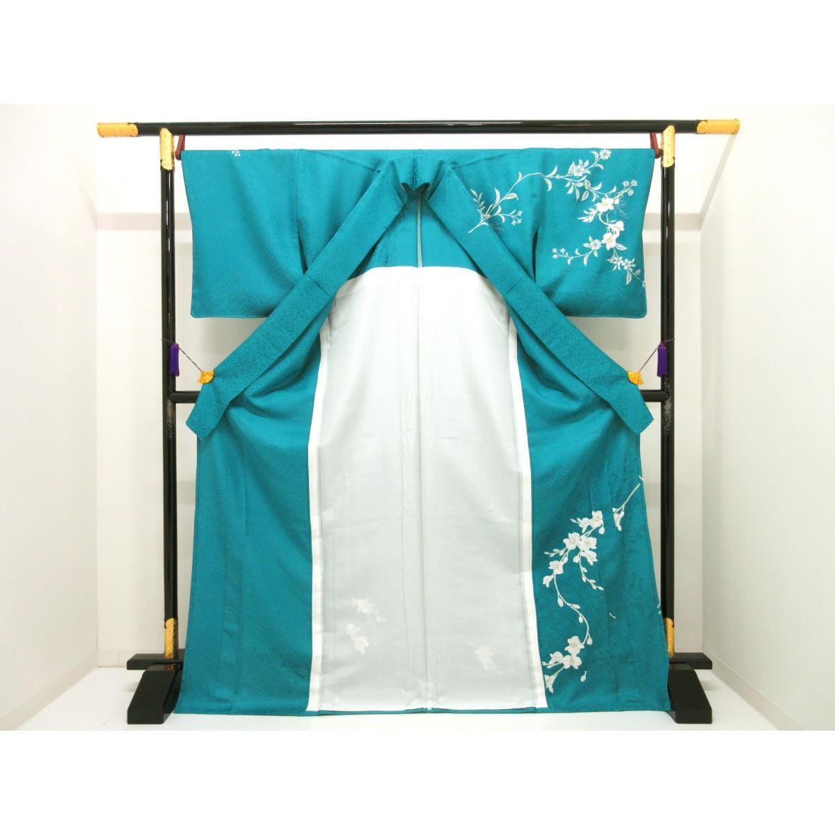 [Unused items] Single layer formal kimono with silver embroidery