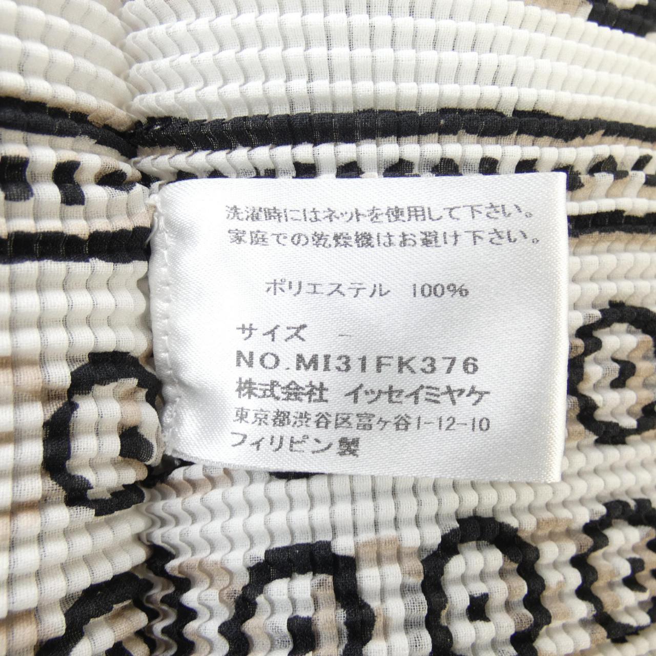 ミーイッセイミヤケ me ISSEY MIYAKE トップス