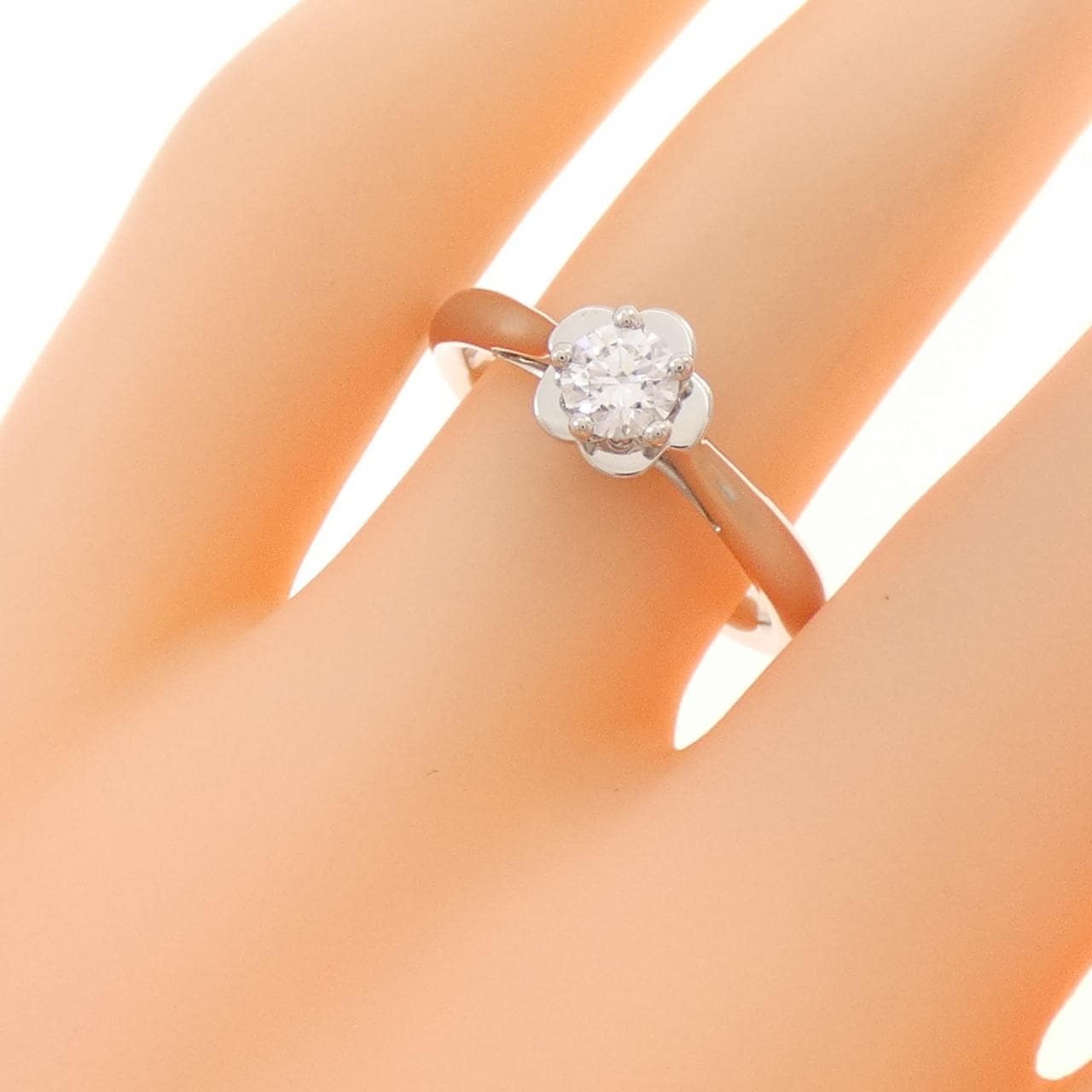 シャネル カメリア リング 0.28CT D VVS2 3EXT