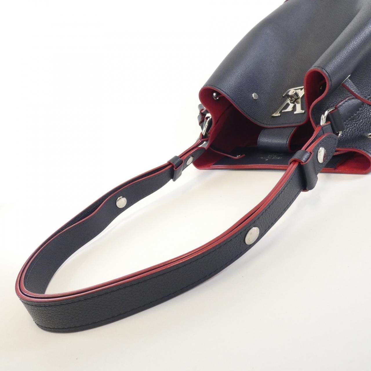 LOUIS VUITTON Lock Me 水桶包 M54681 单肩包