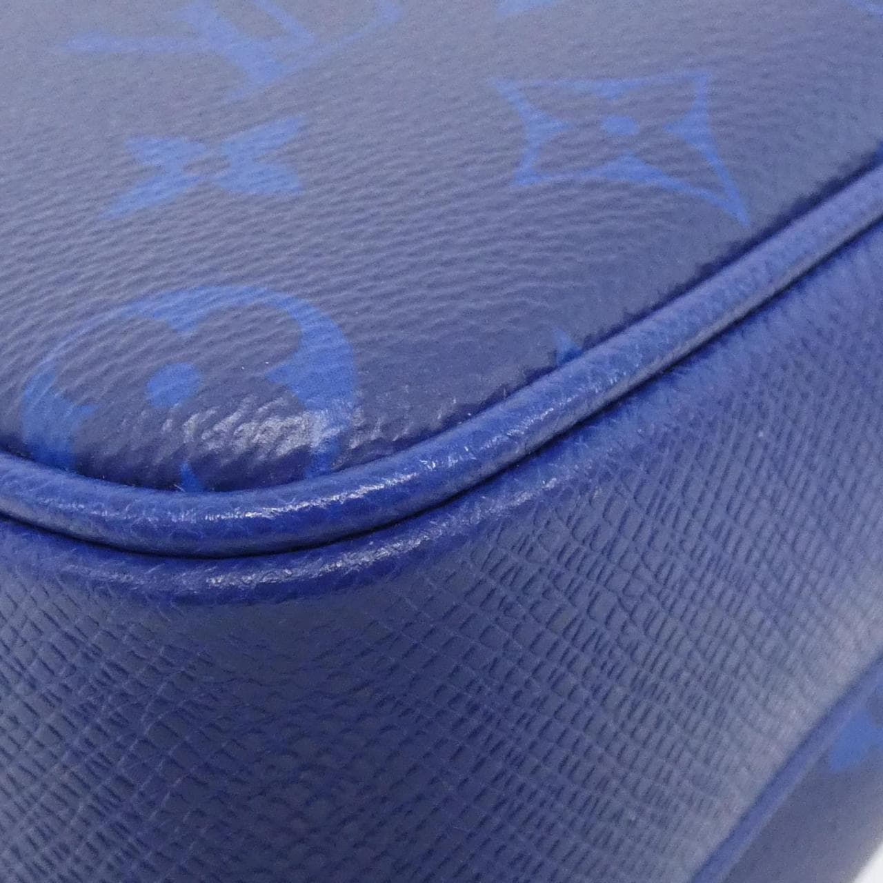 ルイヴィトン タイガ ラマ アウトドア メッセンジャー PM M30242 ショルダーバッグ