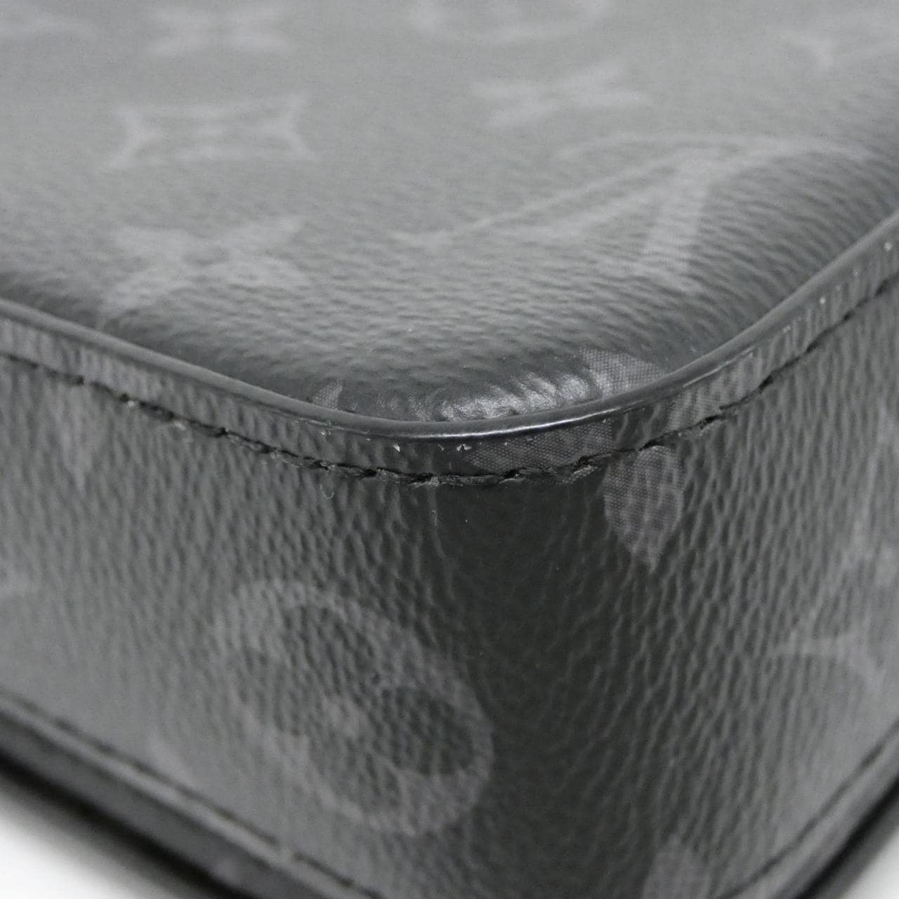 ルイヴィトン モノグラム エクリプス Sロック ヴェルティカル ウエアラブル ウォレット M82252 ショルダーバッグ