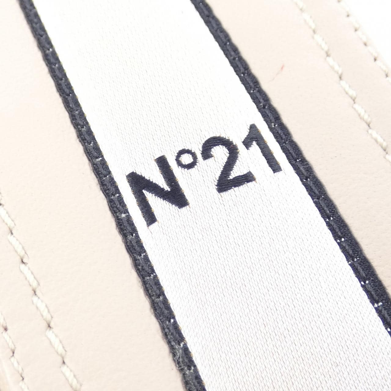 ヌメロヴェントゥーノ N°21 サンダル