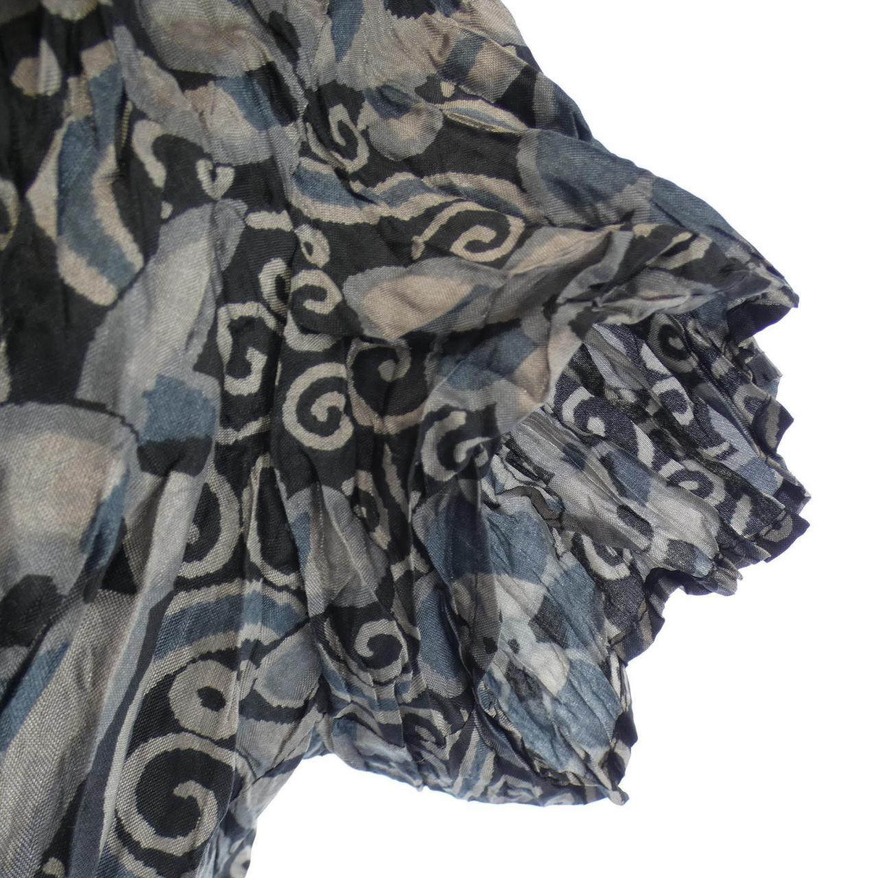 ISSEY MIYAKE Tops
