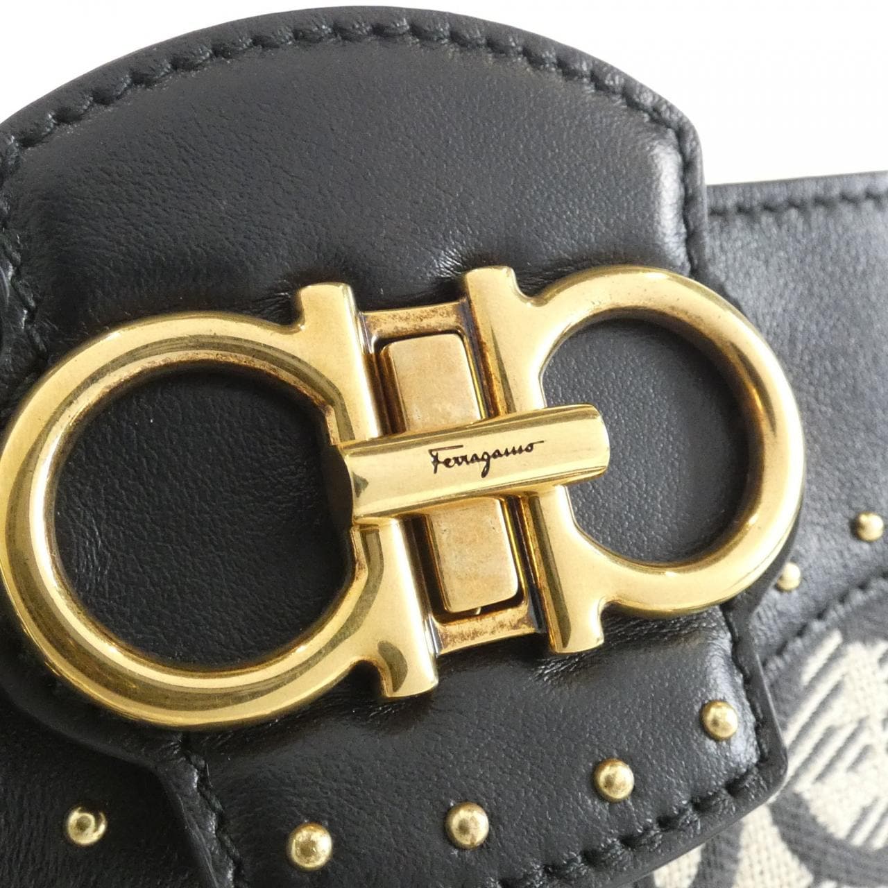 サルヴァトーレフェラガモ 21 H587 ショルダーバッグ