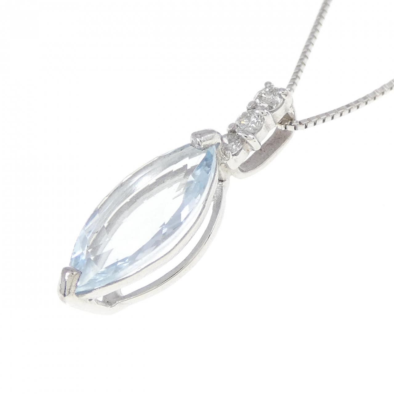K18WG Aquamarine necklace 1.31CT