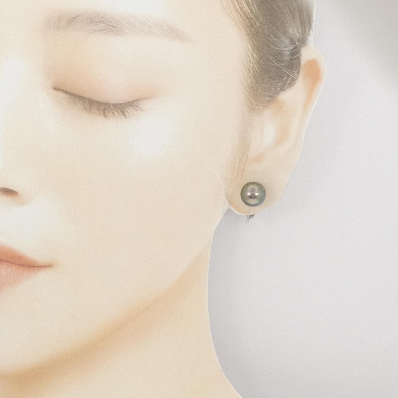 14K White Gold Black Pearl Earrings 9.7mm