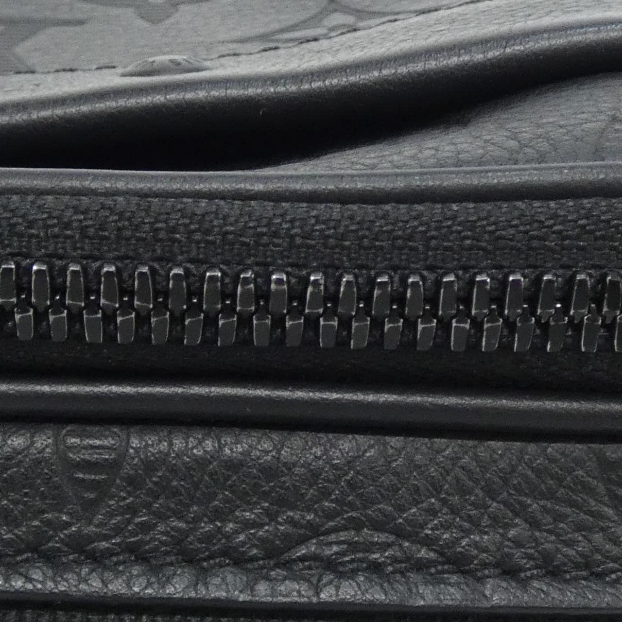 ルイヴィトン モノグラム シャドウ アルファ ウェアラブル ウォレット M82544 ショルダーバッグ