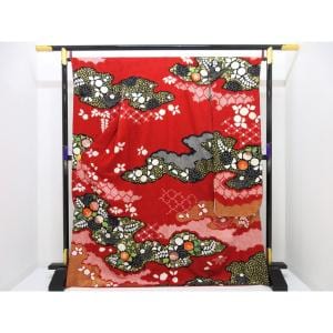 振袖　友禅金彩加工　絞り刺繍入り