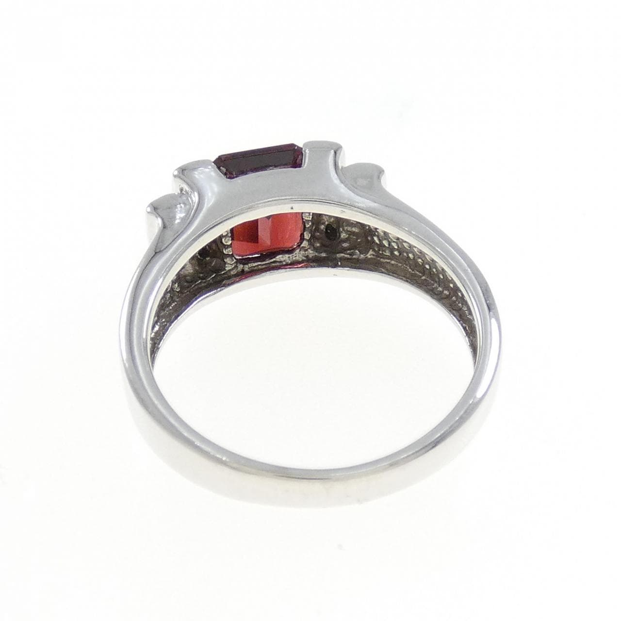 K18WG Garnet ring