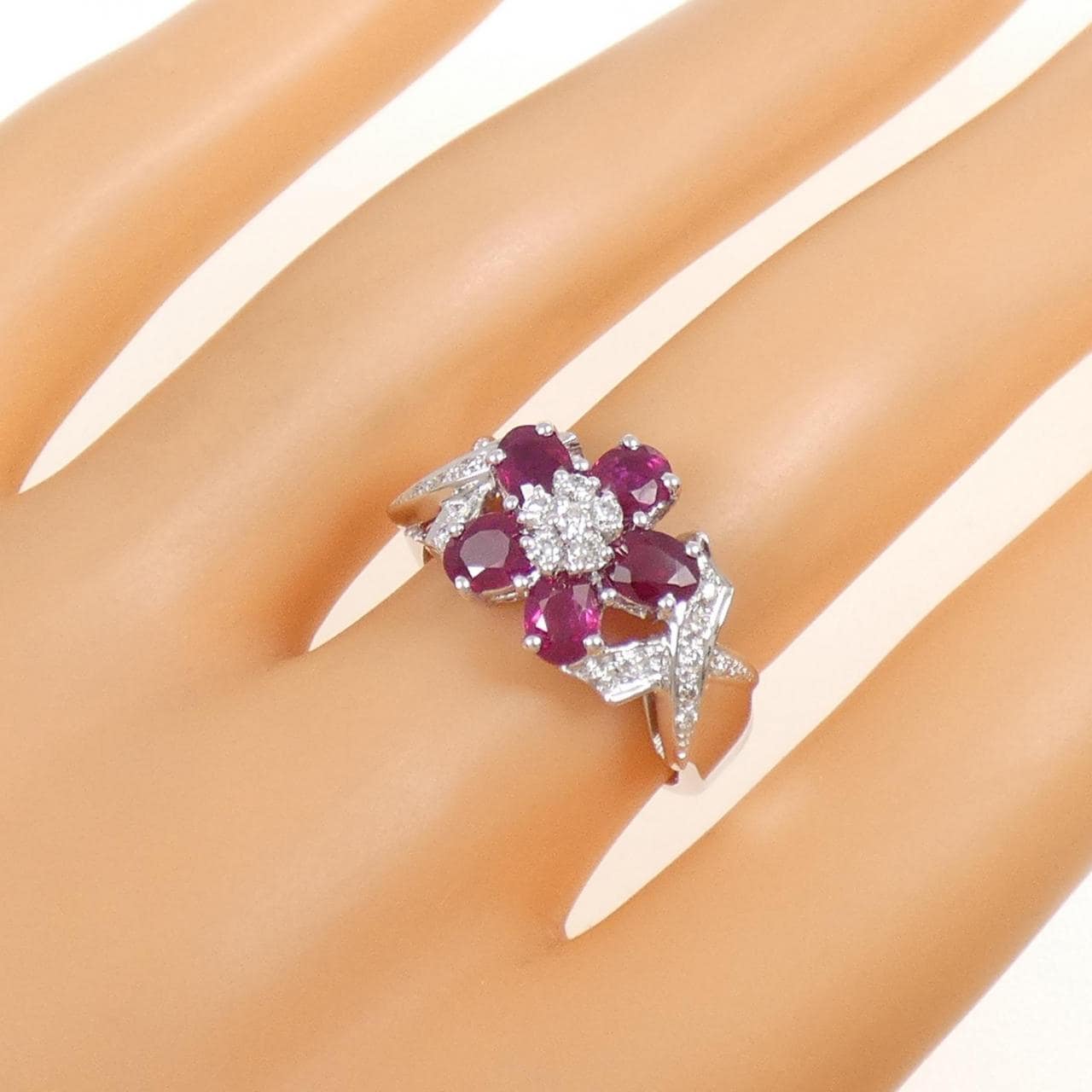 750WG Flower Ruby Ring 1.77CT