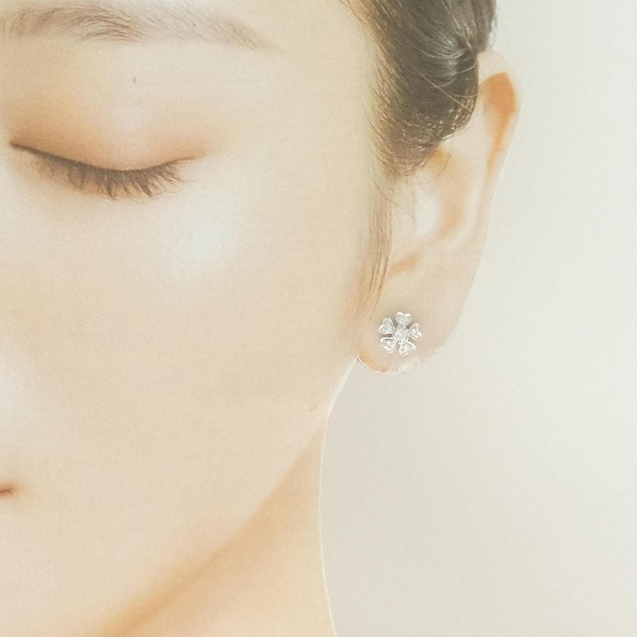 K18WG フラワー ダイヤモンド ピアス