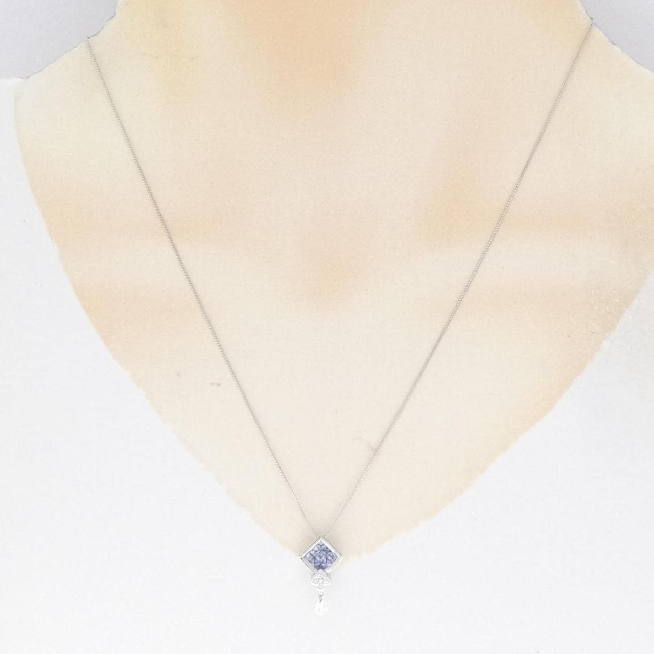 K18WG sapphire necklace