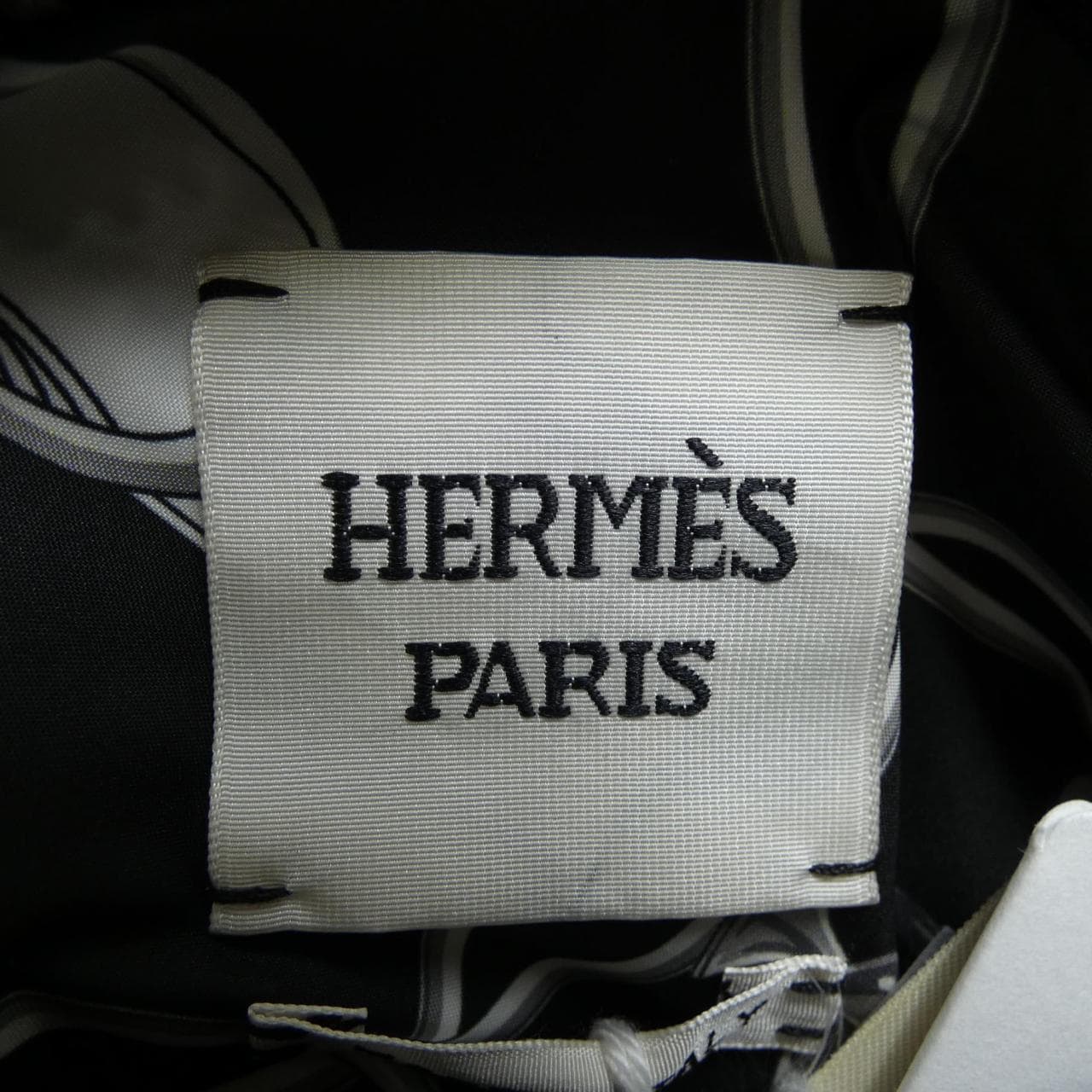 エルメス HERMES LA PROMENADE DU MATIN 2H0160D4 ダウンジャケット