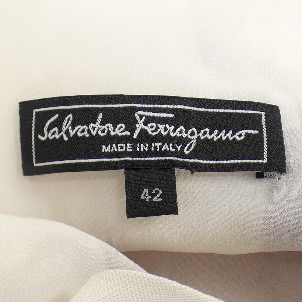 薩爾瓦托雷‧菲拉格慕SALVATORE FERRAGAMO薩爾瓦托雷‧菲拉格慕 (Salvatore Ferragamo) 一件