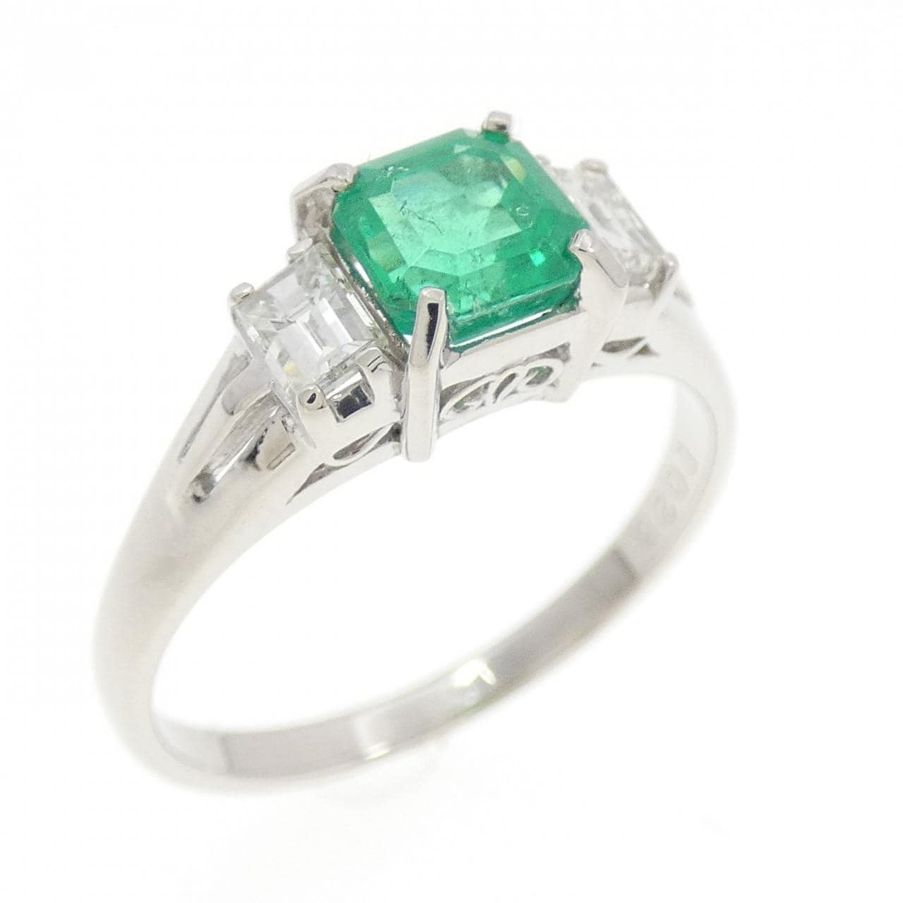 PT900 エメラルド リング 0.72CT