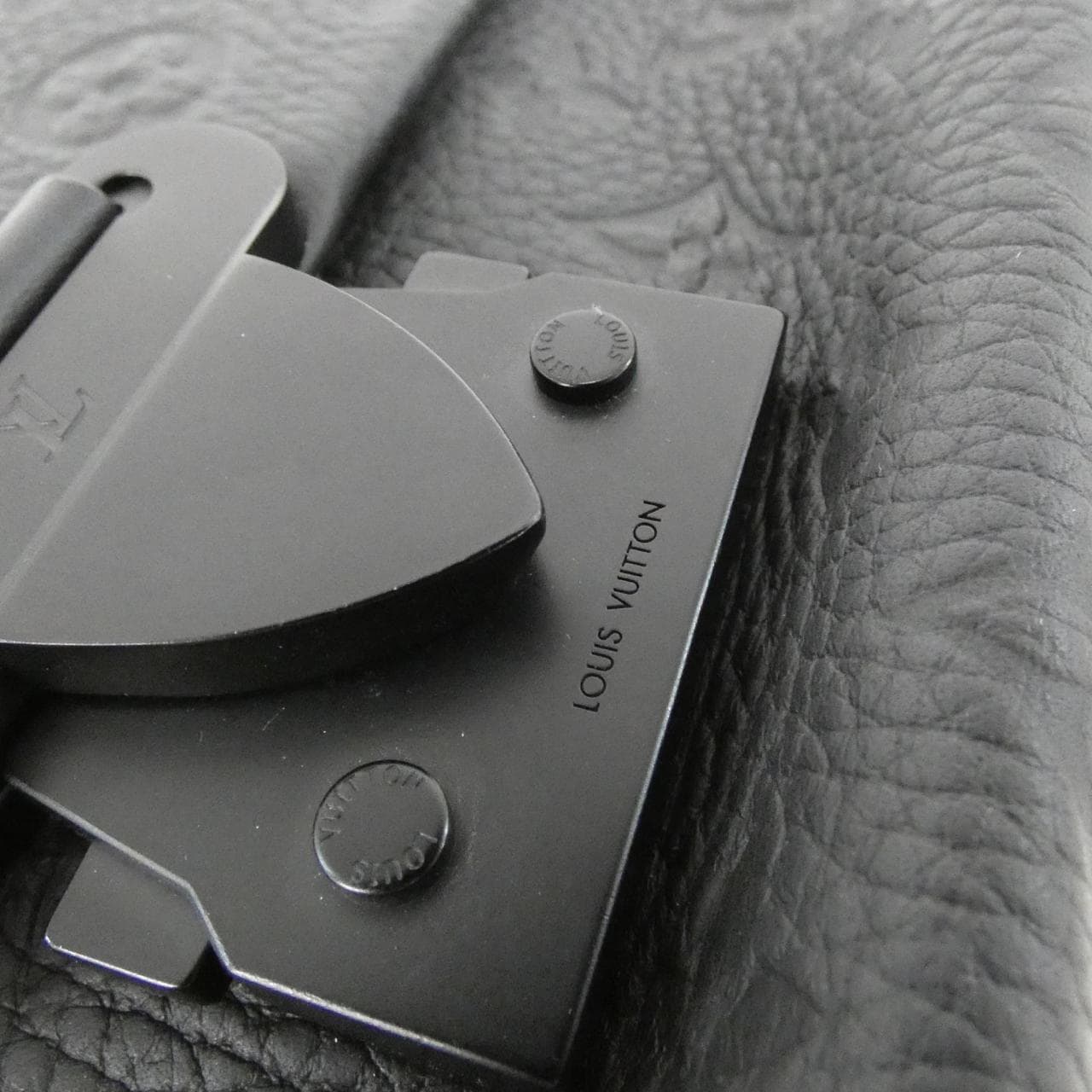 ルイヴィトン トリヨン モノグラム Sケープ メッセンジャー M23741 ショルダーバッグ