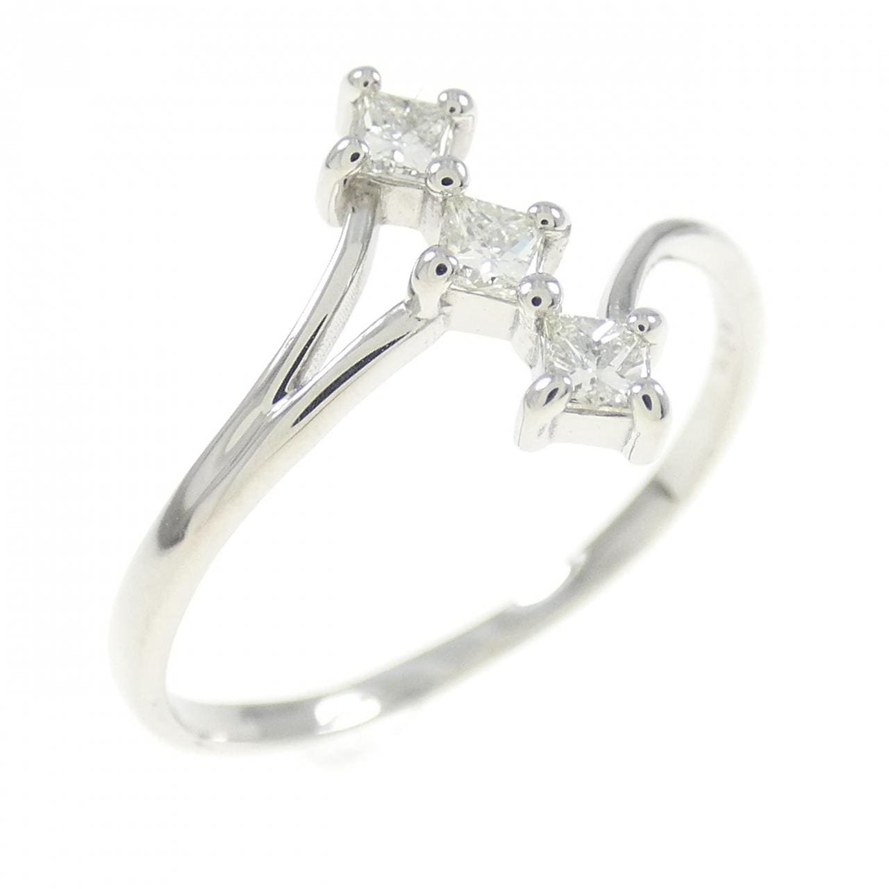 【新品】PT スリーストーン ダイヤモンド リング 0.20CT