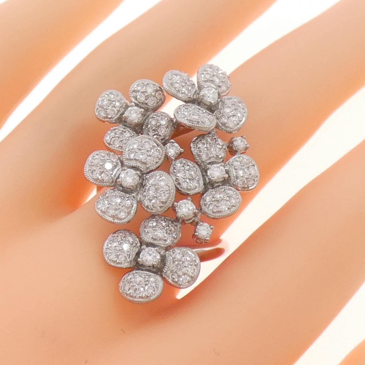 K18WG フラワー ダイヤモンド リング 1.70CT