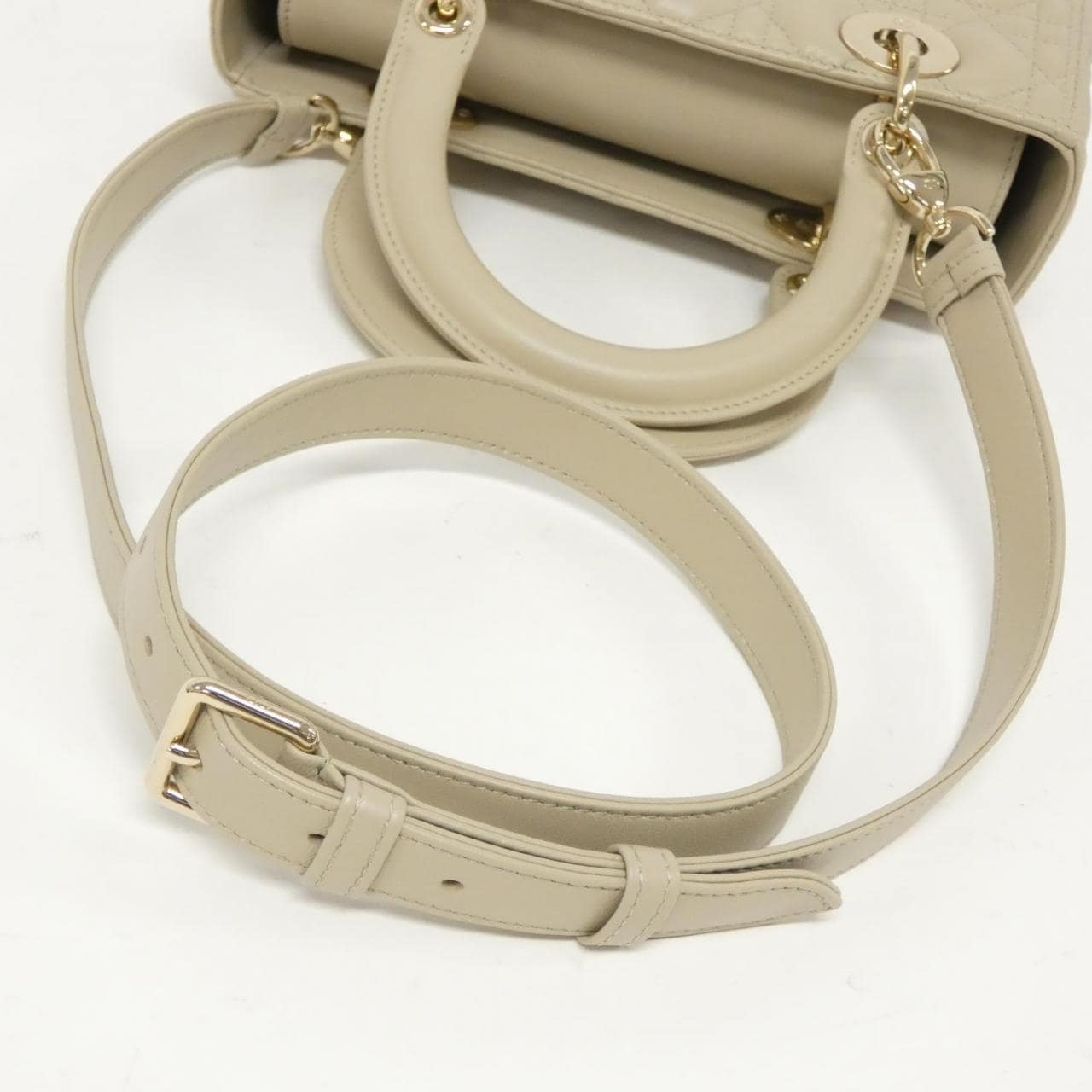 Christian DIOR Lady DIOR中号 M0565ONGE 包