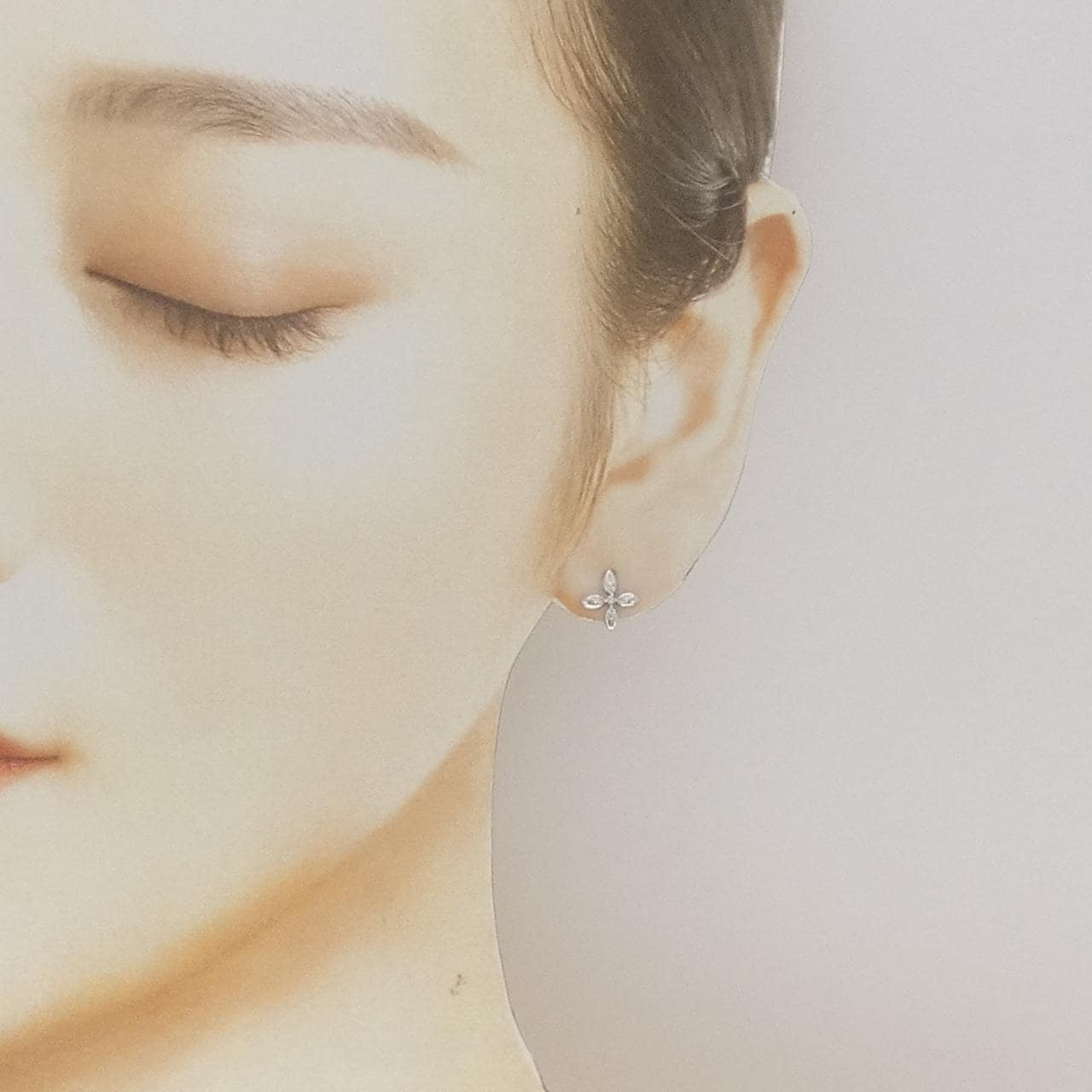 K14WG フラワー ダイヤモンド ピアス 0.06CT