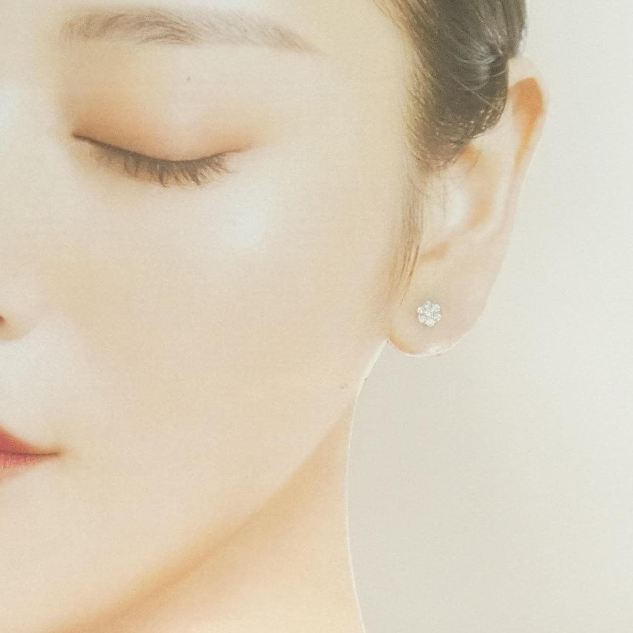 K18WG フラワー ダイヤモンド ピアス 0.30CT