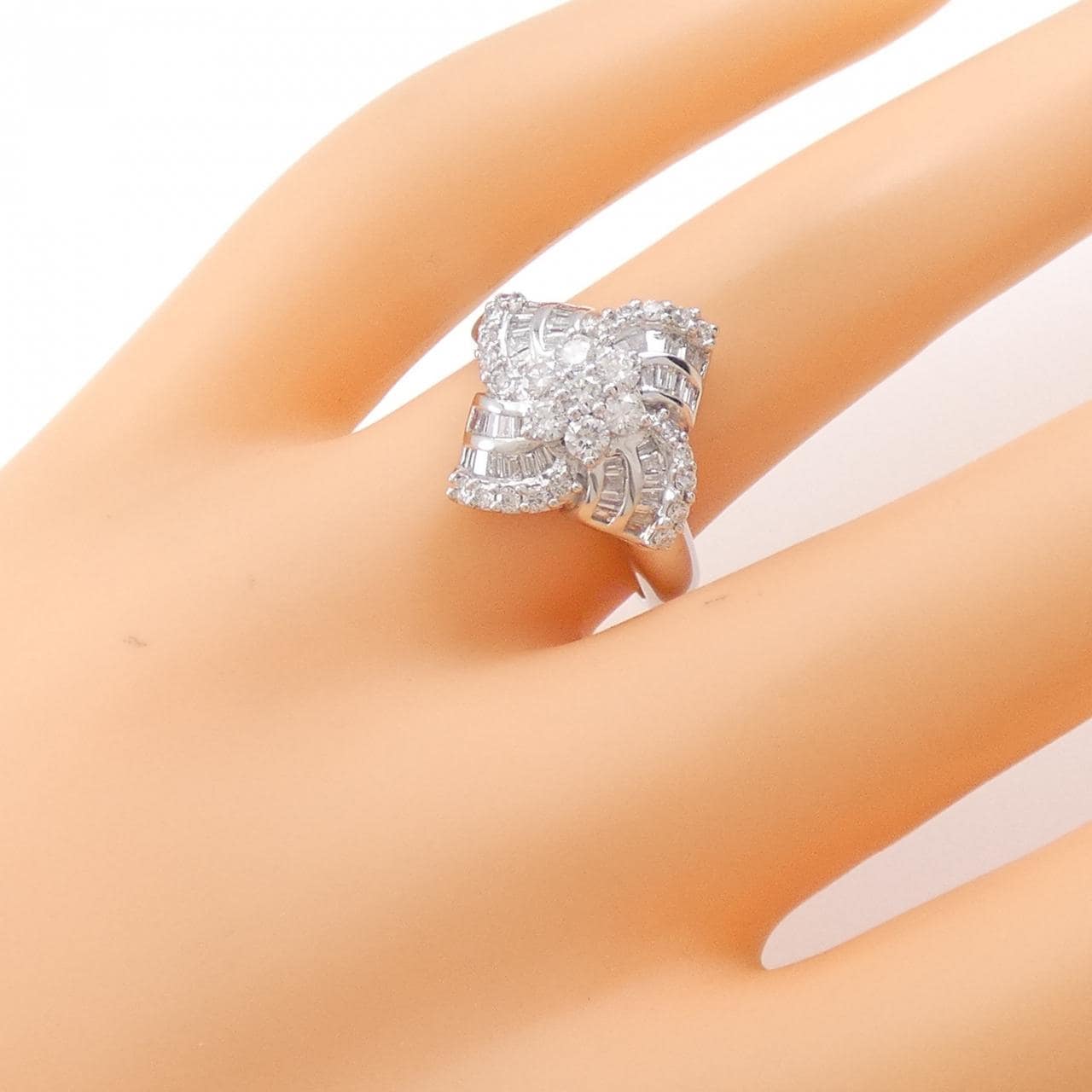 18KWG Diamond ring
