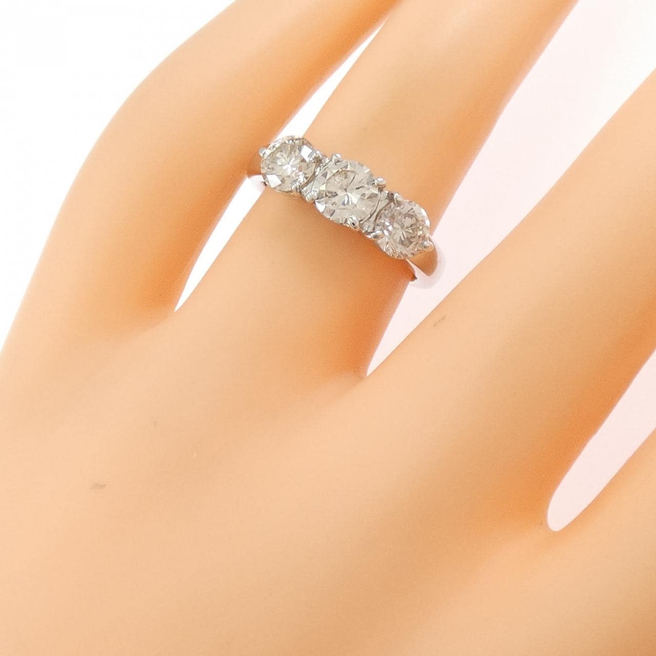 PT900 スリーストーン ダイヤモンド リング 1.50CT