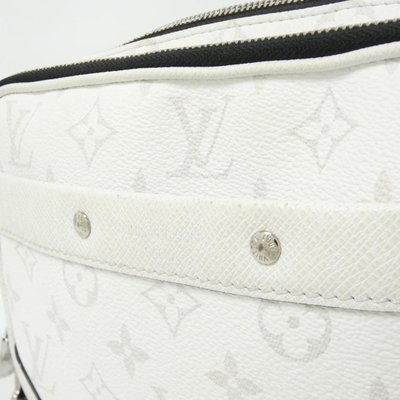 ルイヴィトン タイガ ラマ アルファ　メッセンジャー M31069 ショルダーバッグ