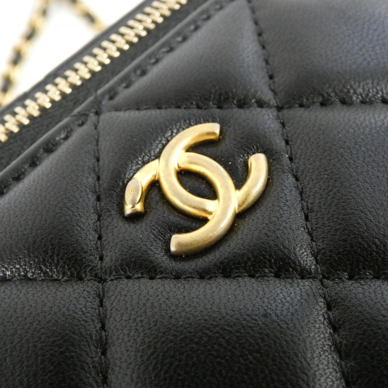 CHANEL AP2303 shoulder bag