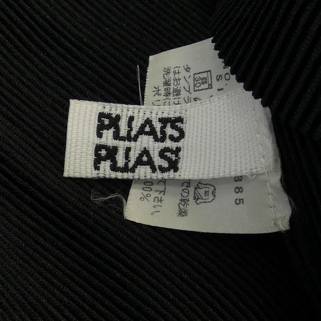 百褶PLEATS PLEASE上衣