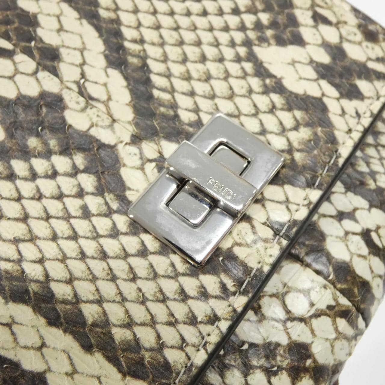 フェンディ SELLERIA ピーカブー 8M0438 AM2W 財布