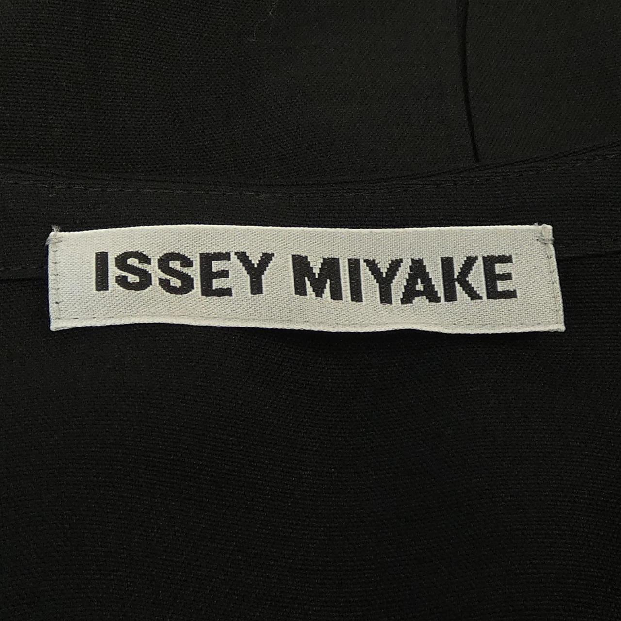 イッセイミヤケ ISSEY MIYAKE トップス