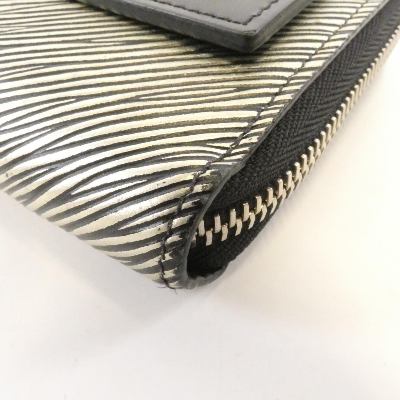 ルイヴィトン エピ プラティーヌ ジッピー ウォレット M62522 財布