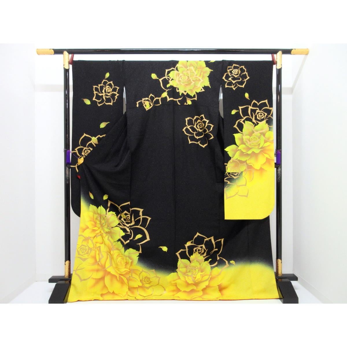 Long-sleeved kimono with silver-threaded gradation dyeing and gold-leaf Yuzen processing