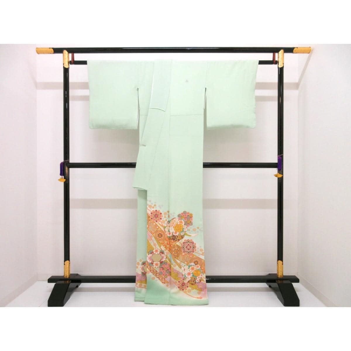 色留袖　友禅金彩加工　刺繍入り　丸に三ツ柏