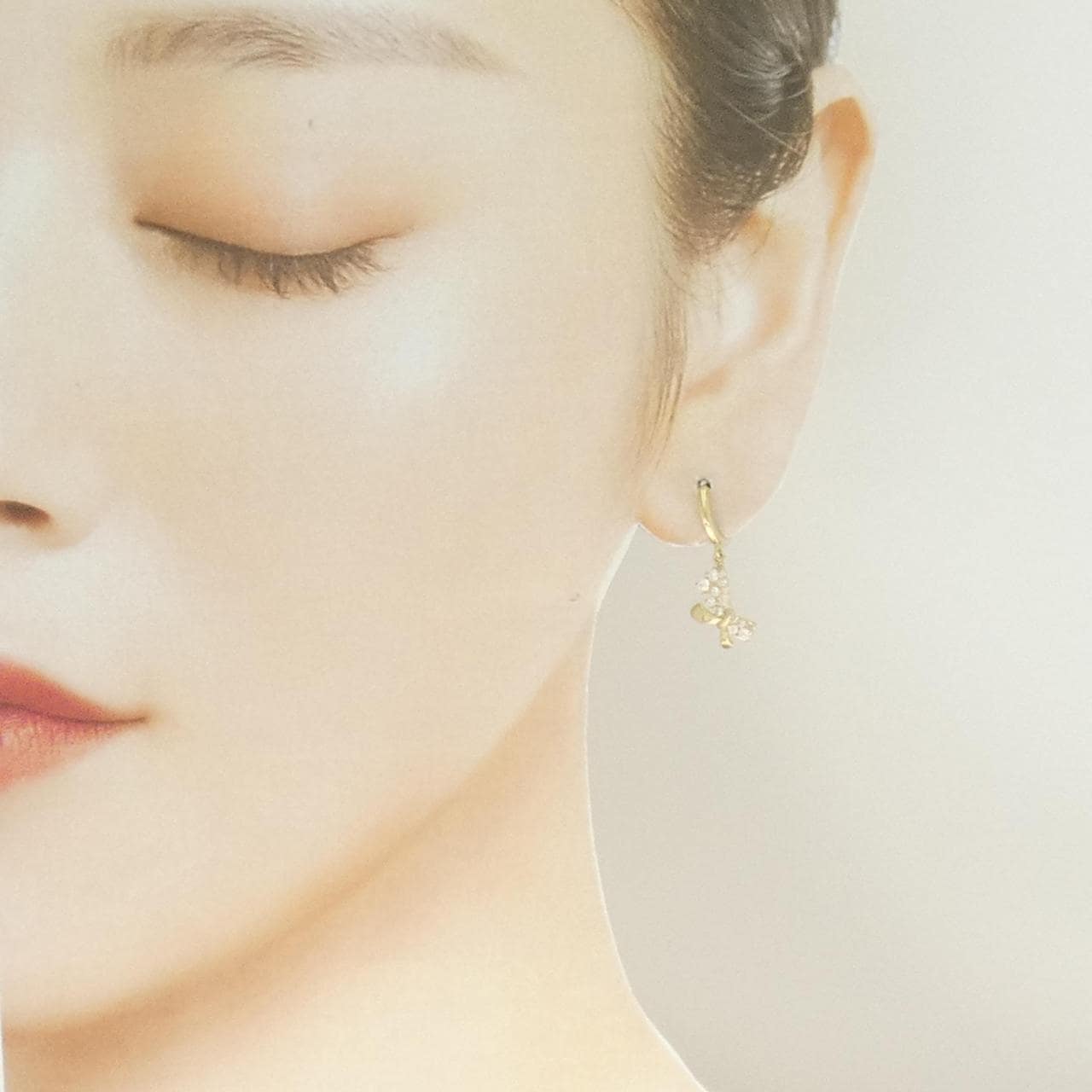 585YG リボン キュービック ピアス