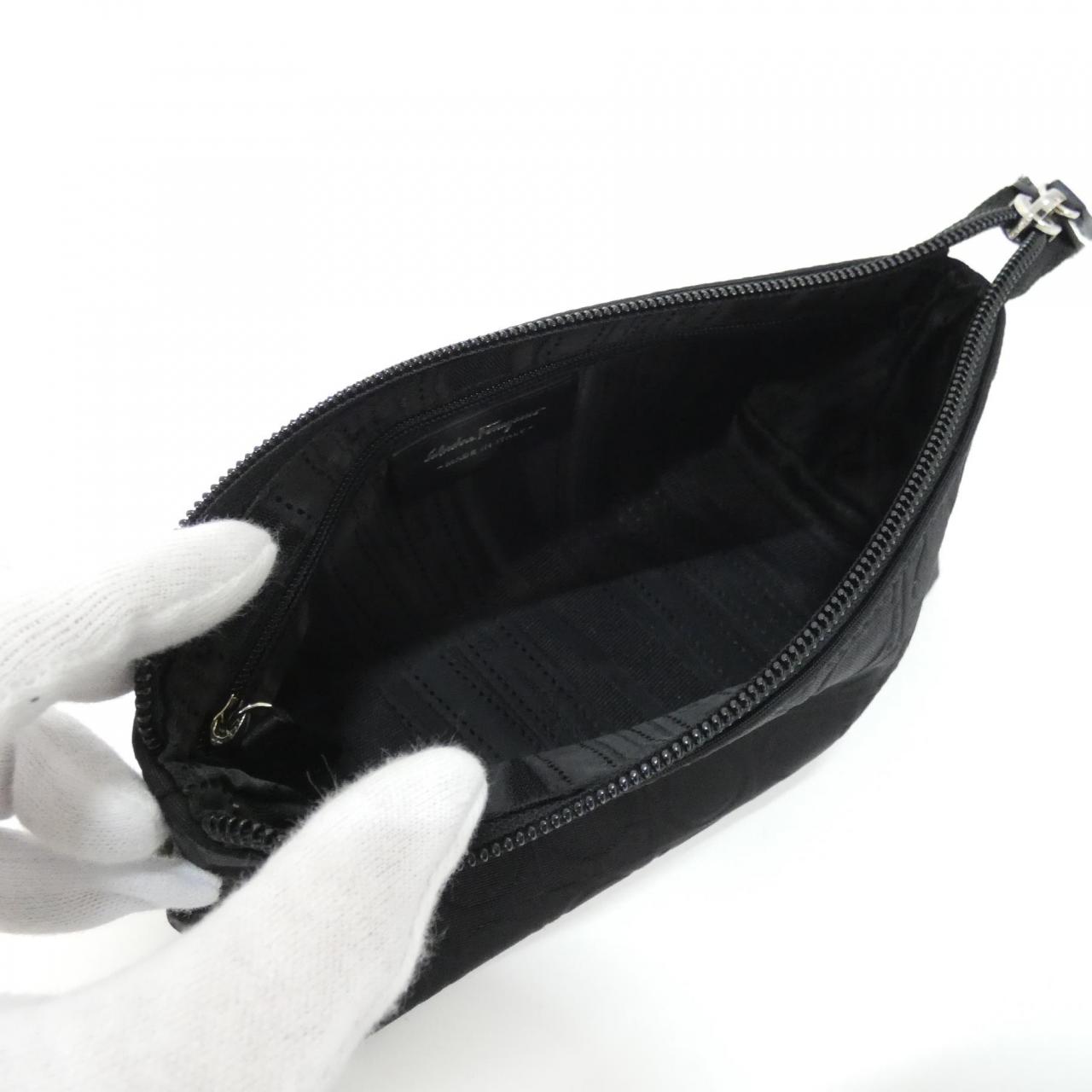 サルヴァトーレフェラガモ 22 C244 ポーチ