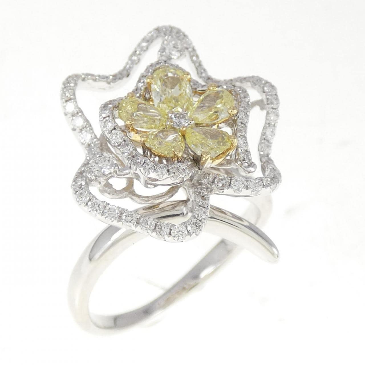 750WG/750YG Flower Diamond Ring 0.64CT