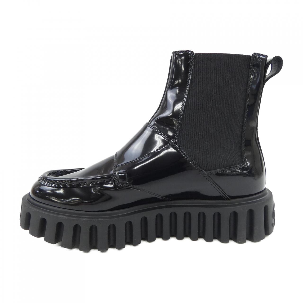 ROGER VIVIER Viv' Go-Thick Strass Buckle Boots